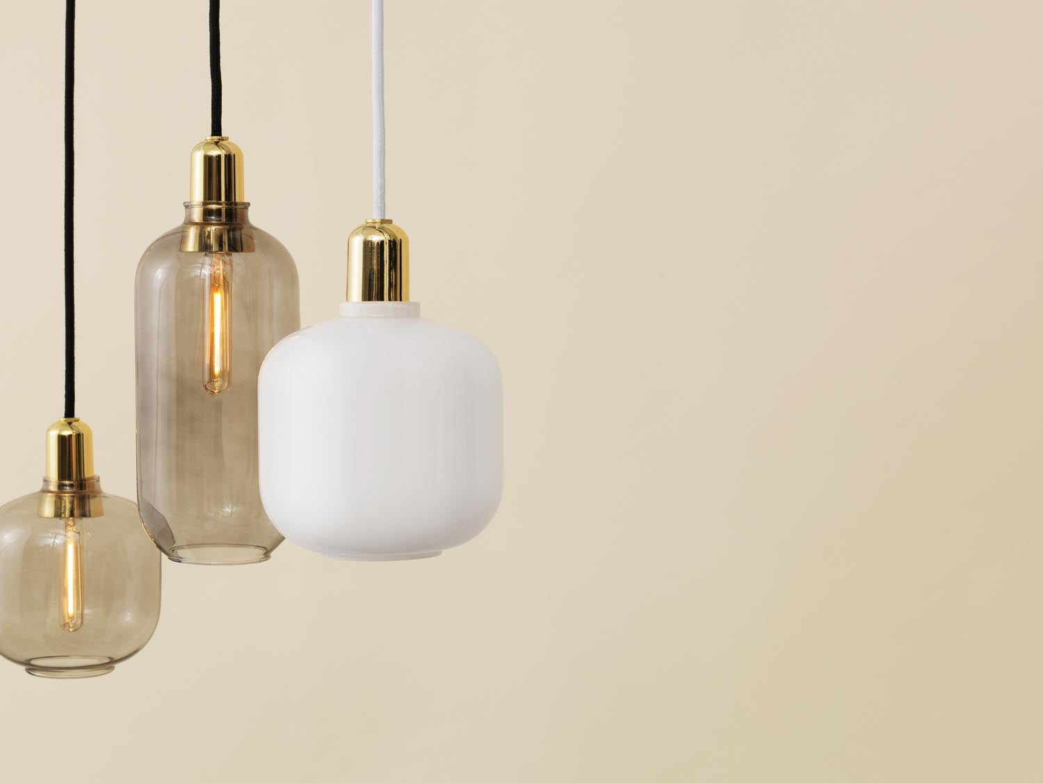 Die kompakte Amp Lampe von Normann Copenhagen vereint stilvolles Design mit edlen Materialien. Perfekt für zeitgemäße Innenräume.