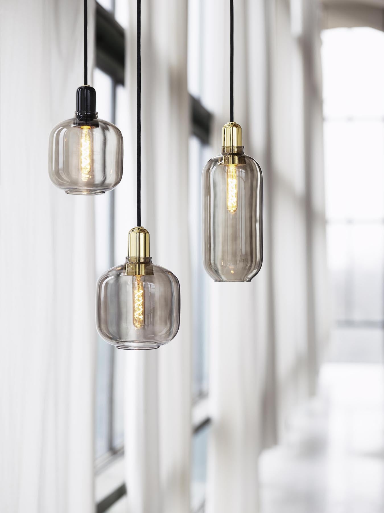 Die kompakte Amp Lampe von Normann Copenhagen vereint stilvolles Design mit edlen Materialien. Perfekt für zeitgemäße Innenräume.