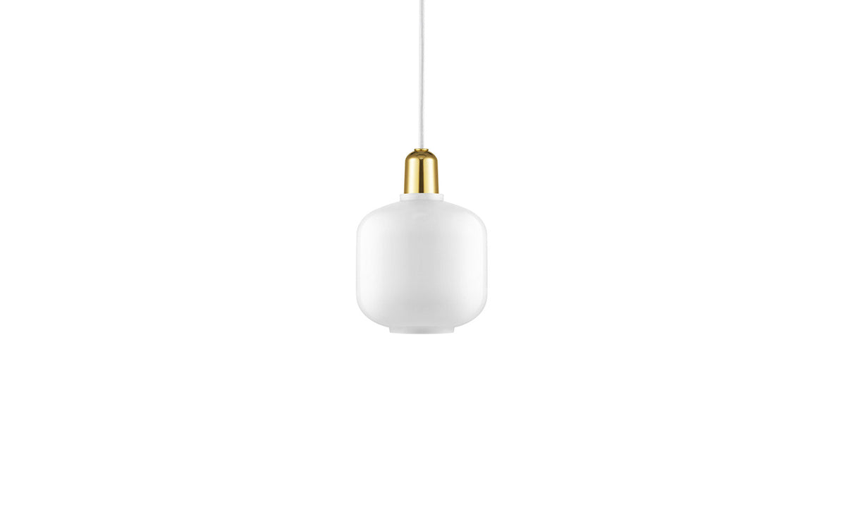 Amp Lampe klein EU in Weiss/Messing präsentiert im Onlineshop von KAQTU Design AG. Pendelleuchte ist von Normann Copenhagen