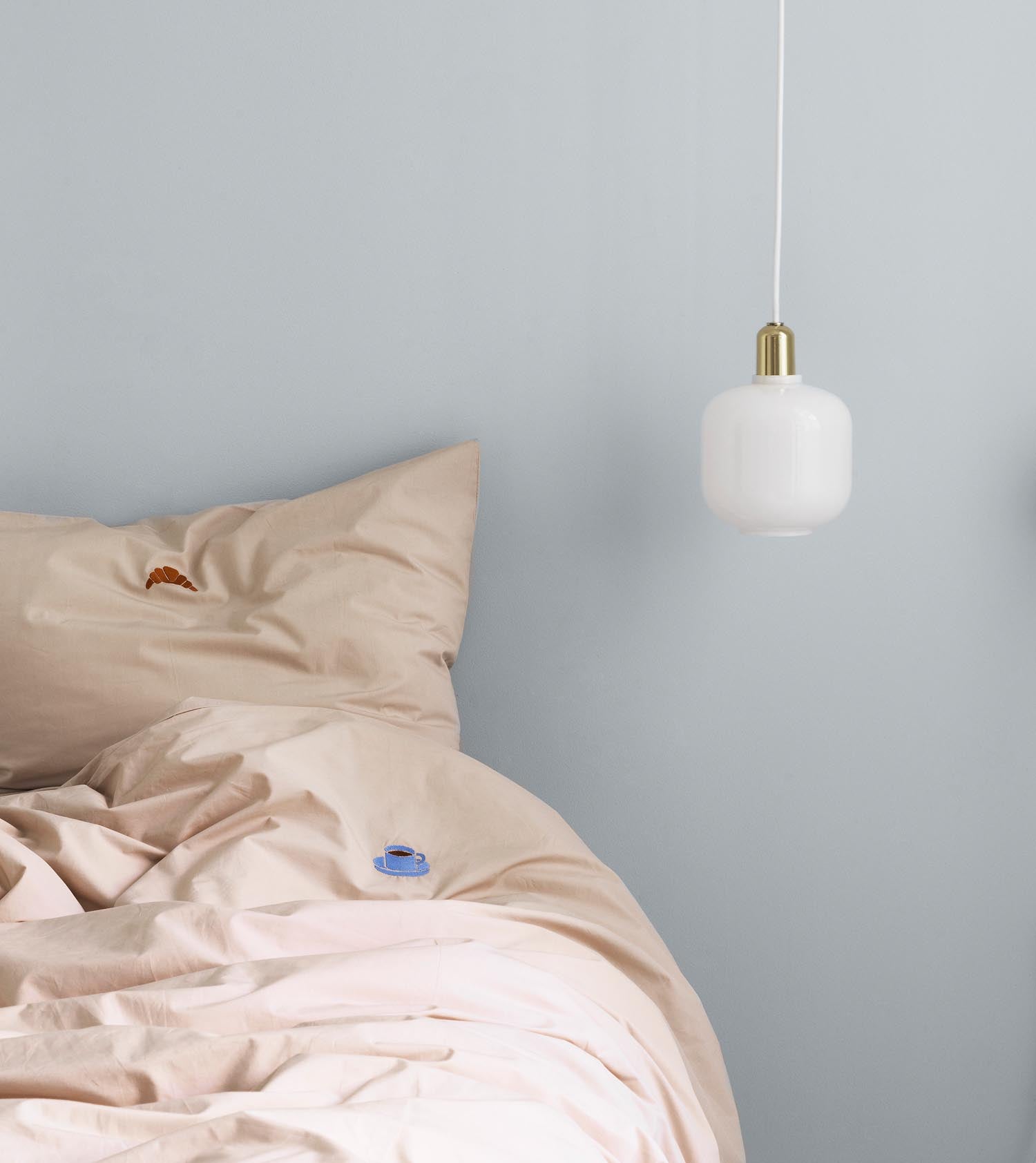 Die Amp Lampe klein EU von Normann Copenhagen begeistert mit ihrem nostalgischen Design und edlen Materialien. Perfekt für stilvolle Akzente in jedem Raum!