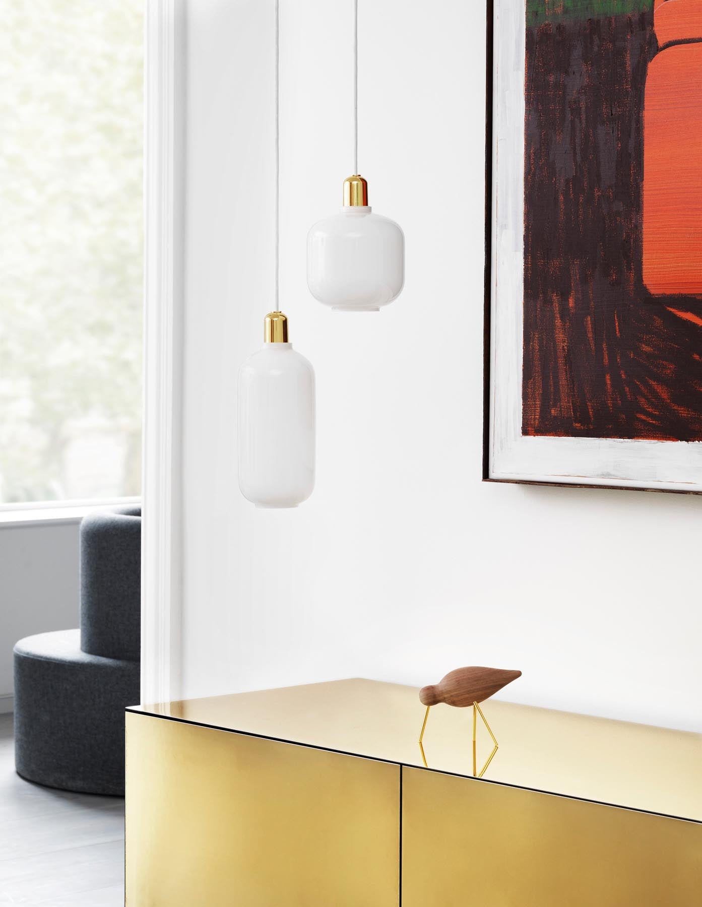 Die kleine Amp Lampe von Normann Copenhagen vereint zeitloses Design mit hochwertiger Verarbeitung. Ideal für elegante Beleuchtung in jedem Zuhause.