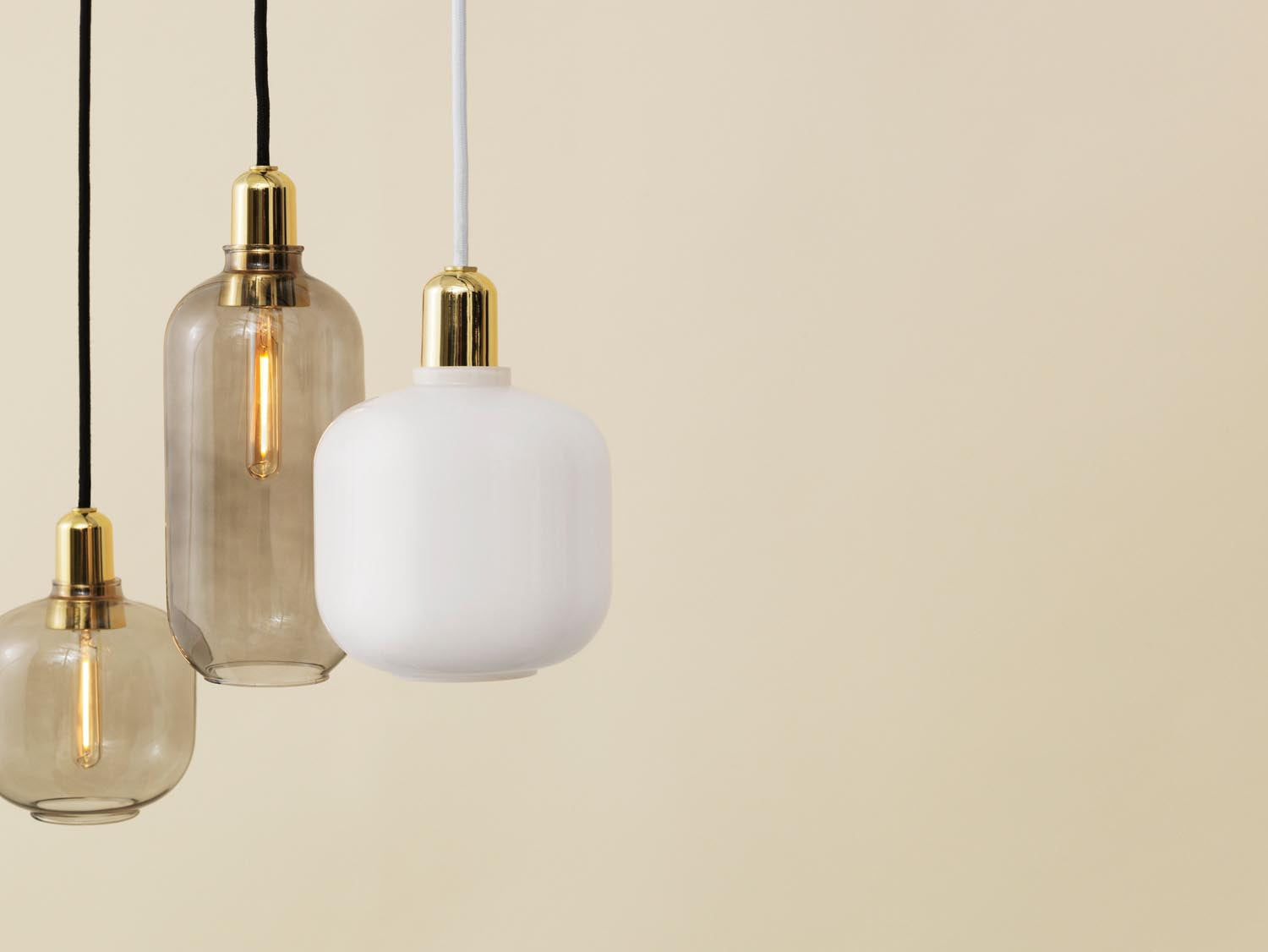 Entdecken Sie die Amp Lampe groß EU von Normann Copenhagen – eine harmonische Verbindung aus nostalgischem Design und modernem Chic.