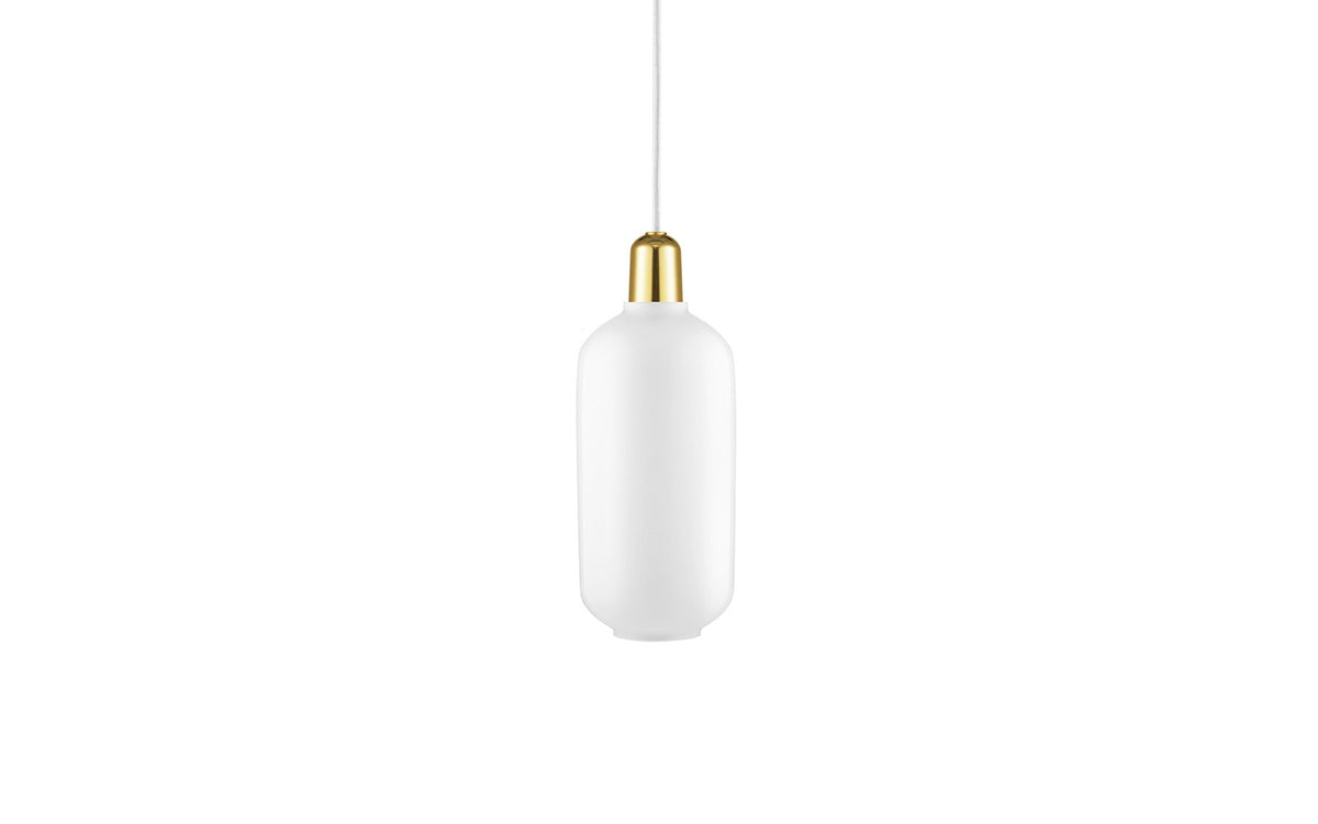 Amp Lampe gross EU in Weiss/Messing präsentiert im Onlineshop von KAQTU Design AG. Pendelleuchte ist von Normann Copenhagen