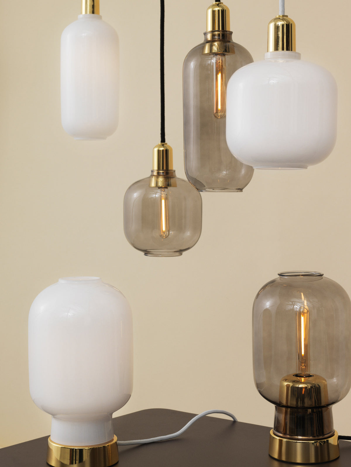 Amp Tischlampe EU Rauch/Messing in Rauch/Messing präsentiert im Onlineshop von KAQTU Design AG. Tischleuchte ist von Normann Copenhagen