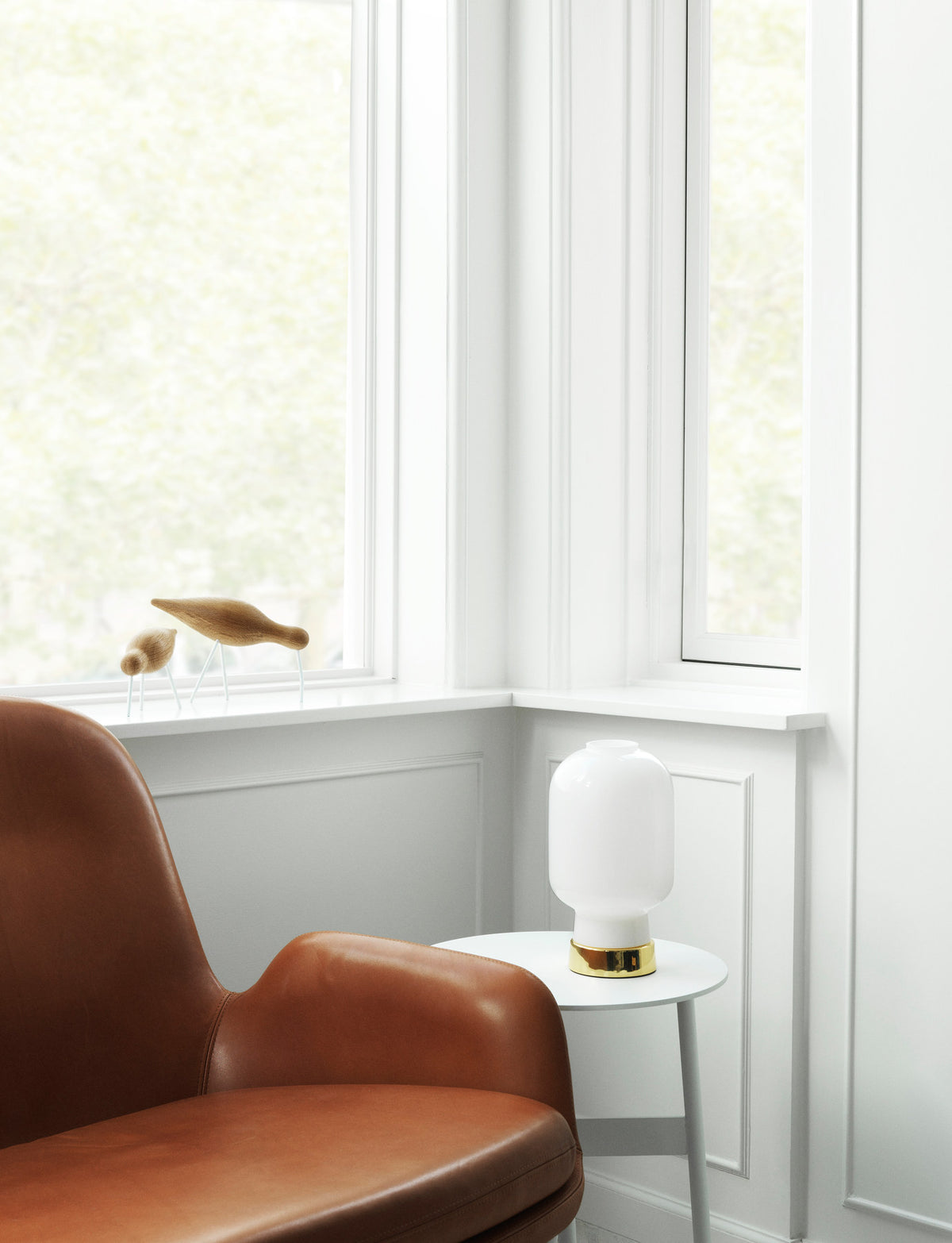 Amp Tischlampe EU weiss/Messing in Weiss/Messing präsentiert im Onlineshop von KAQTU Design AG. Tischleuchte ist von Normann Copenhagen