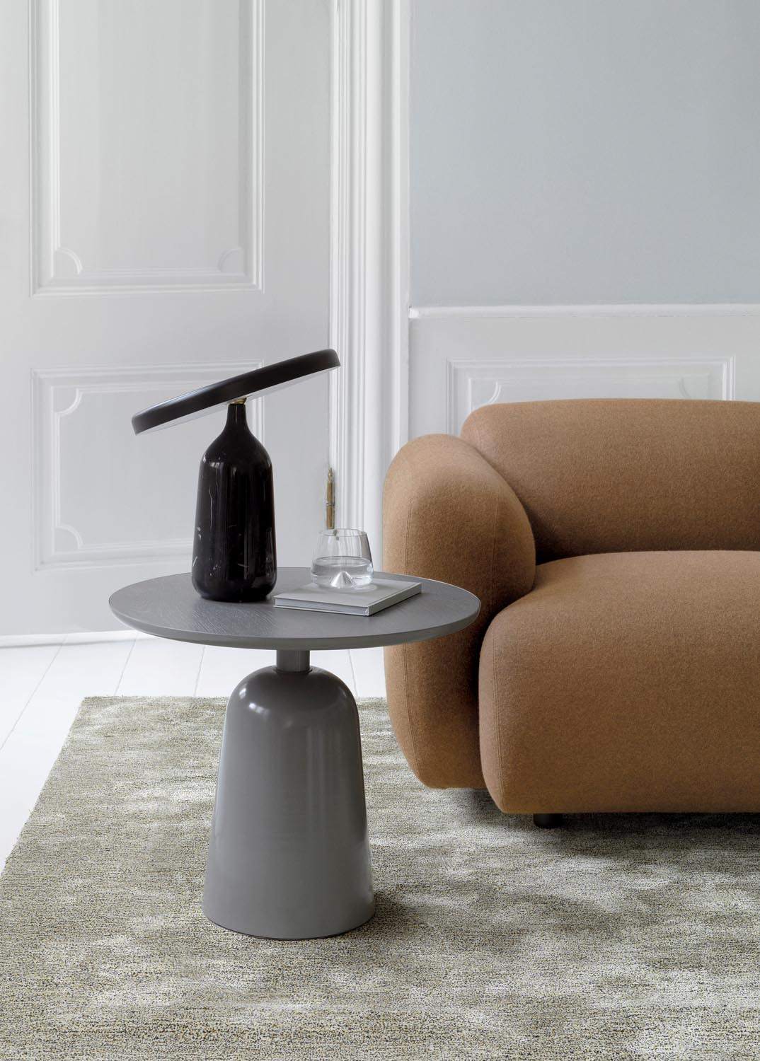 Eddy Tischlampe EU in Schwarz präsentiert im Onlineshop von KAQTU Design AG. Tischleuchte ist von Normann Copenhagen