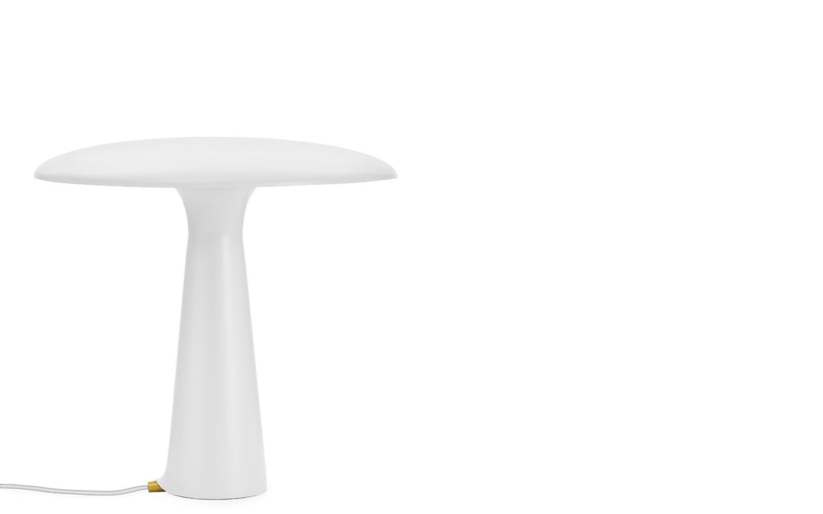 Shelter Tischlampe EU in Weiss präsentiert im Onlineshop von KAQTU Design AG. Tischleuchte ist von Normann Copenhagen