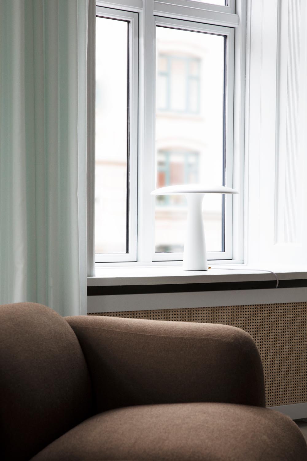 Shelter Tischlampe EU in präsentiert im Onlineshop von KAQTU Design AG. Tischleuchte ist von Normann Copenhagen