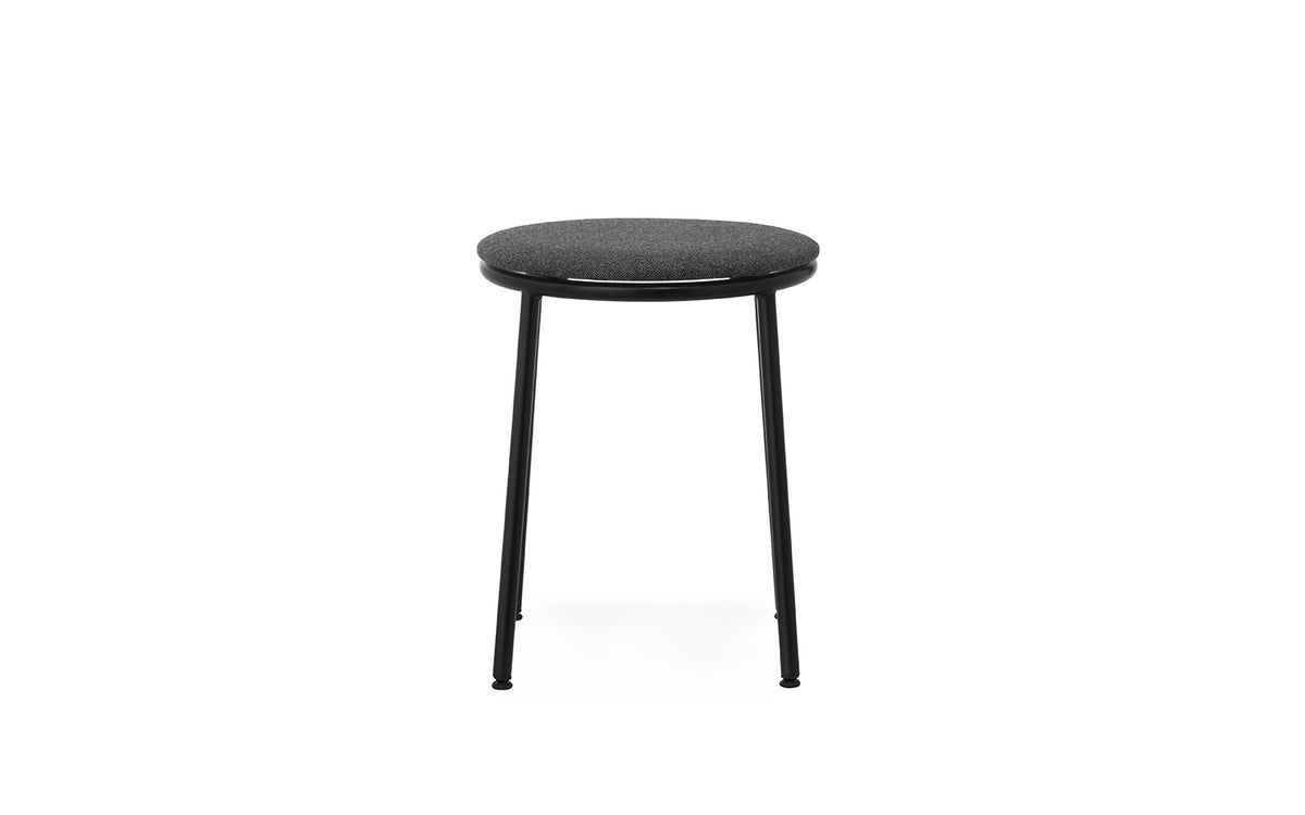 Circa Hocker gepolstert Main Line Flax in MLF16 präsentiert im Onlineshop von KAQTU Design AG. Hocker ist von Normann Copenhagen