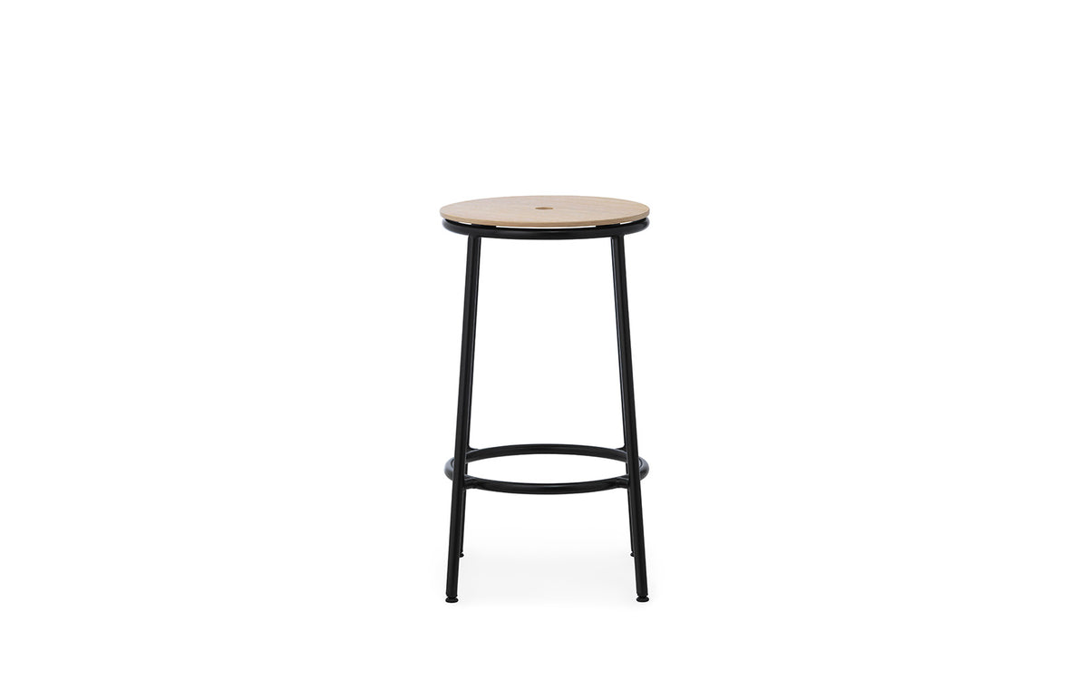 Circa Barhocker in Eiche präsentiert im Onlineshop von KAQTU Design AG. Barhocker ist von Normann Copenhagen