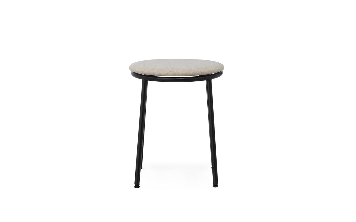 Circa Hocker gepolstert Main Line Flax in MLF20 präsentiert im Onlineshop von KAQTU Design AG. Hocker ist von Normann Copenhagen