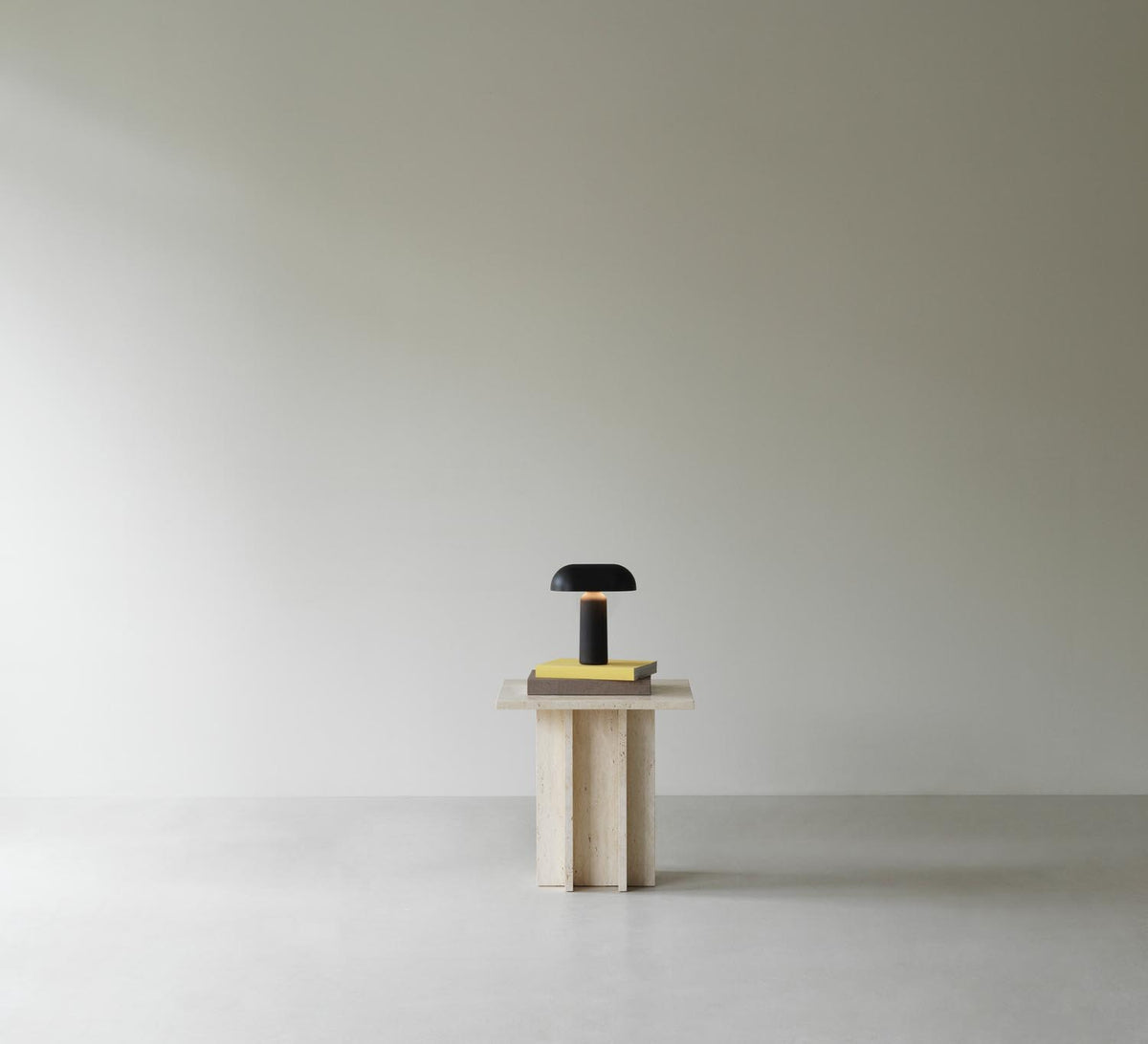 Porta Tischlampe Schwarz in Schwarz präsentiert im Onlineshop von KAQTU Design AG. Tischleuchte ist von Normann Copenhagen