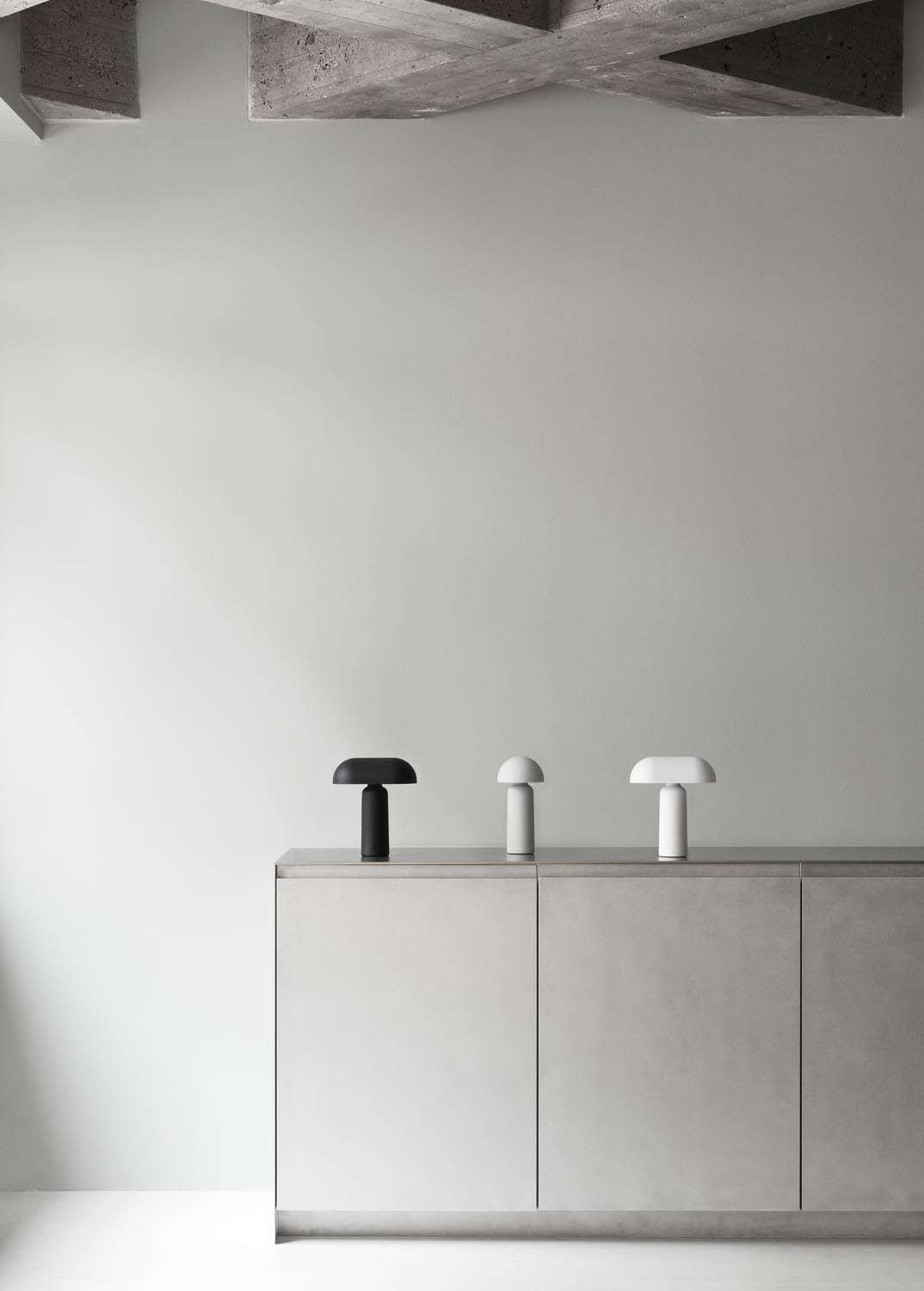 Porta Tischlampe Grau in Grau präsentiert im Onlineshop von KAQTU Design AG. Tischleuchte ist von Normann Copenhagen
