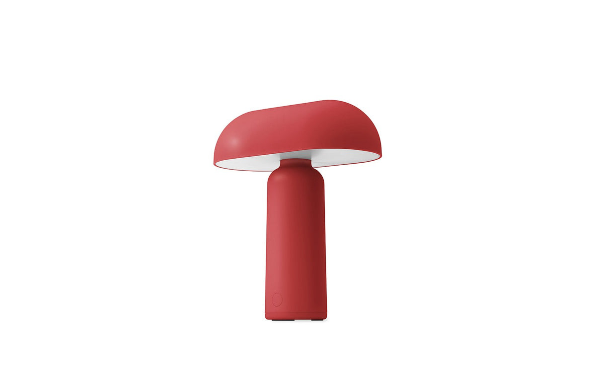 Porta Tischlampe von Normann Copenhagen in Leuchtendes Rot: runder Sockel und zylindrischer Schirm aus ABS-Kunststoff mit Acryl-Diffusor.