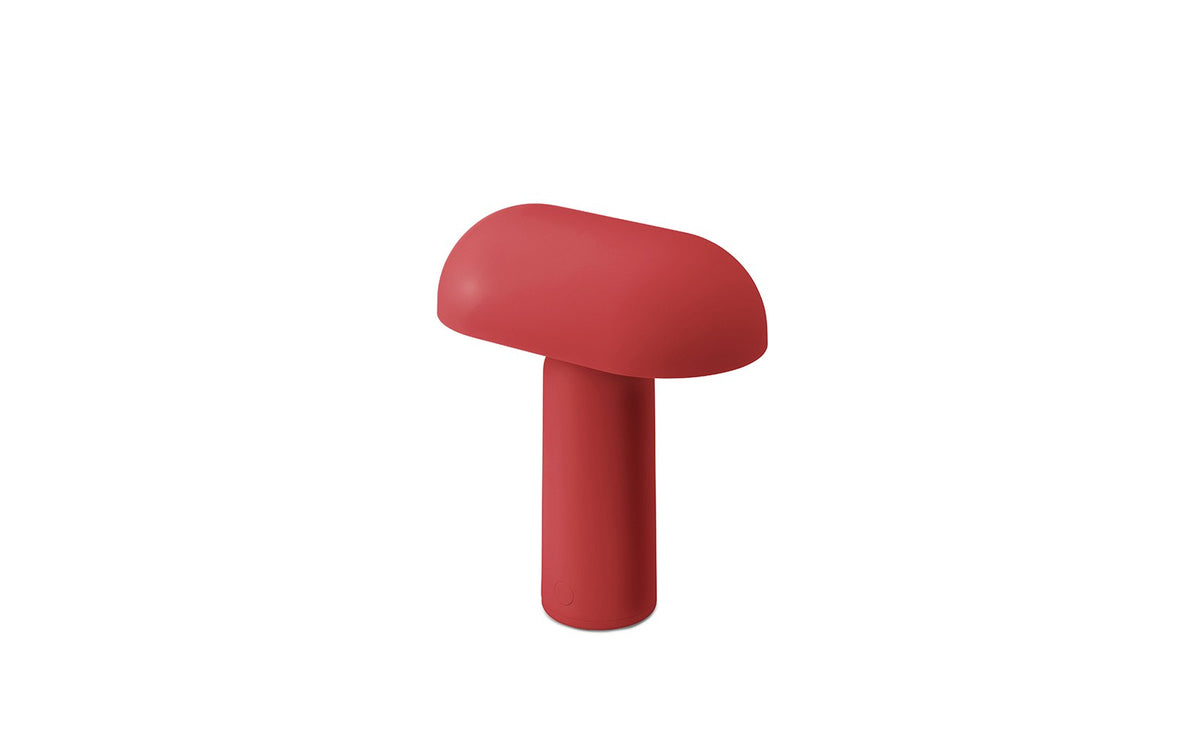 Porta Tischlampe von Normann Copenhagen in Leuchtendes Rot: runder Sockel und zylindrischer Schirm aus ABS-Kunststoff mit Acryl-Diffusor.