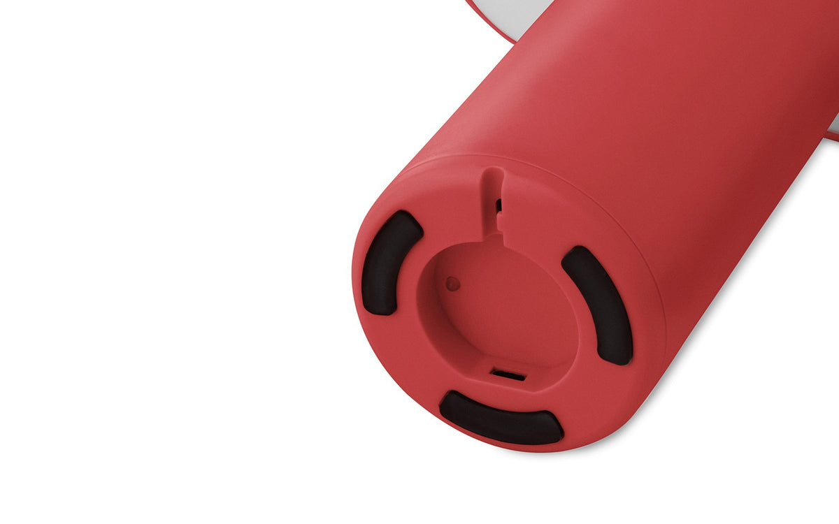Porta Tischlampe von Normann Copenhagen in Leuchtendes Rot: runder Sockel und zylindrischer Schirm aus ABS-Kunststoff mit Acryl-Diffusor.
