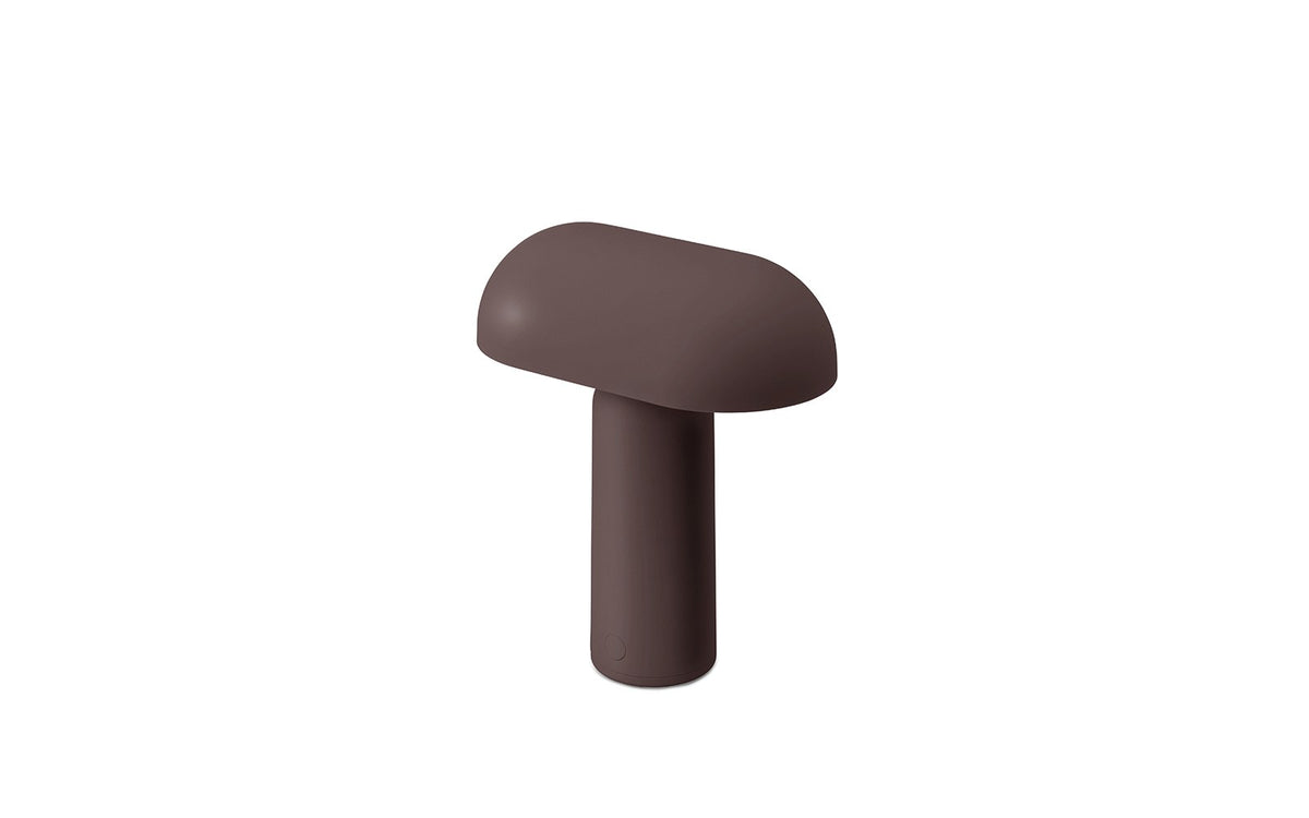 Porta Tischlampe von Normann Copenhagen in Leuchtendes Rot: runder Sockel und zylindrischer Schirm aus ABS-Kunststoff mit Acryl-Diffusor.
