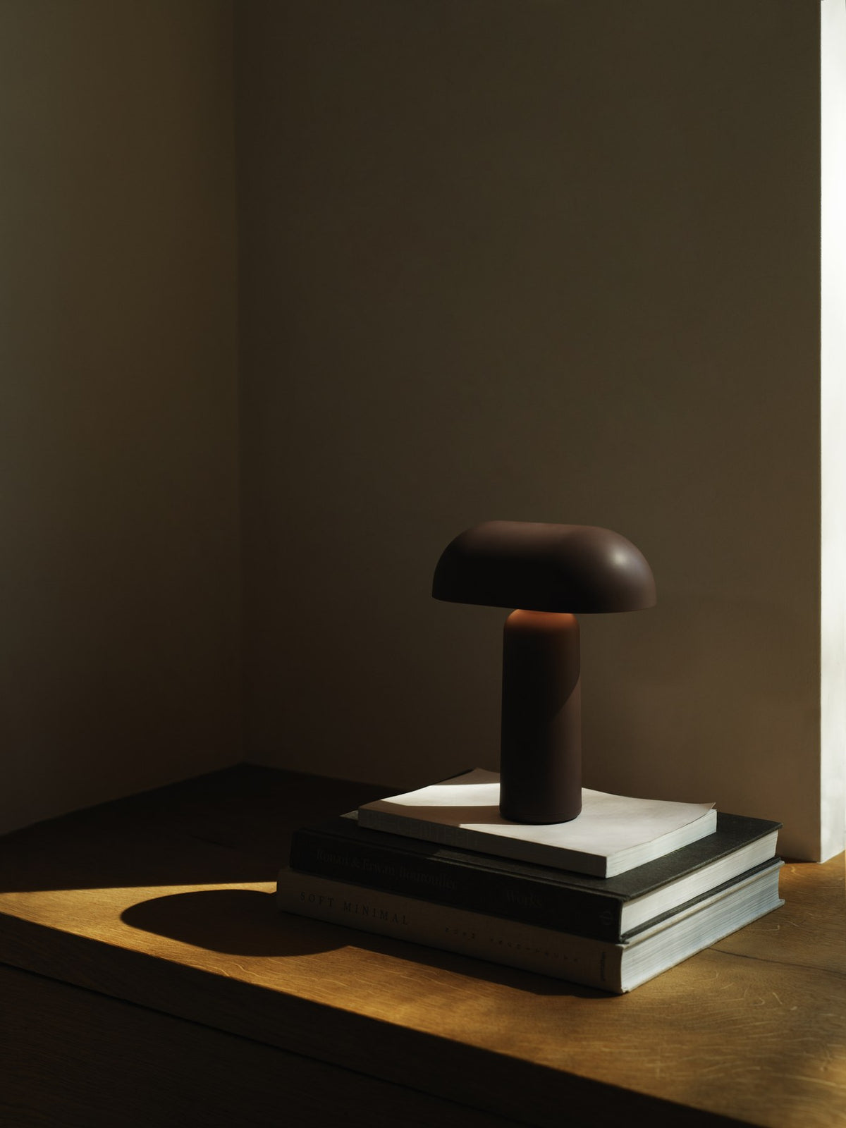 Porta Tischlampe von Normann Copenhagen in Leuchtendes Rot: runder Sockel und zylindrischer Schirm aus ABS-Kunststoff mit Acryl-Diffusor.