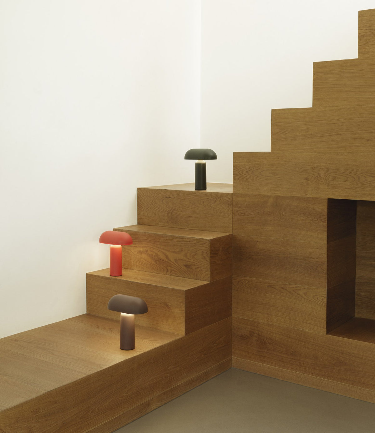 Porta Tischlampe von Normann Copenhagen in Leuchtendes Rot: runder Sockel und zylindrischer Schirm aus ABS-Kunststoff mit Acryl-Diffusor.