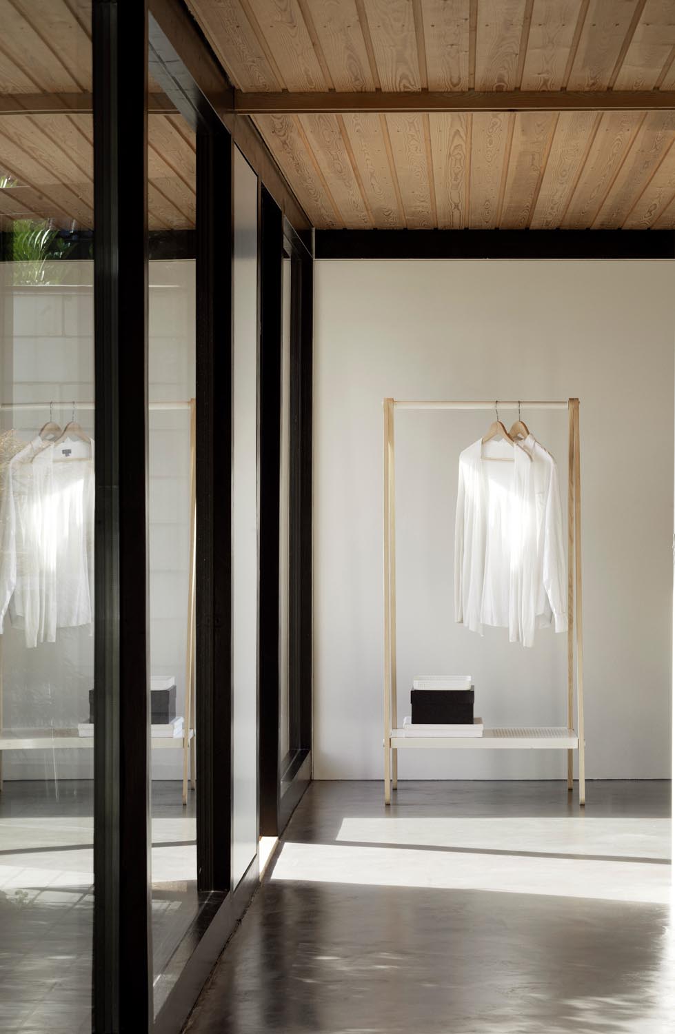 Toj Kleiderständer klein in präsentiert im Onlineshop von KAQTU Design AG. Kleiderständer ist von Normann Copenhagen