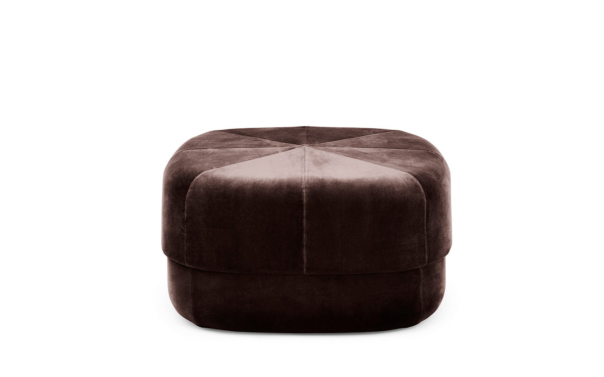 Circus Pouf Gross Coffee/Velour in Kaffee präsentiert im Onlineshop von KAQTU Design AG. Pouf ist von Normann Copenhagen