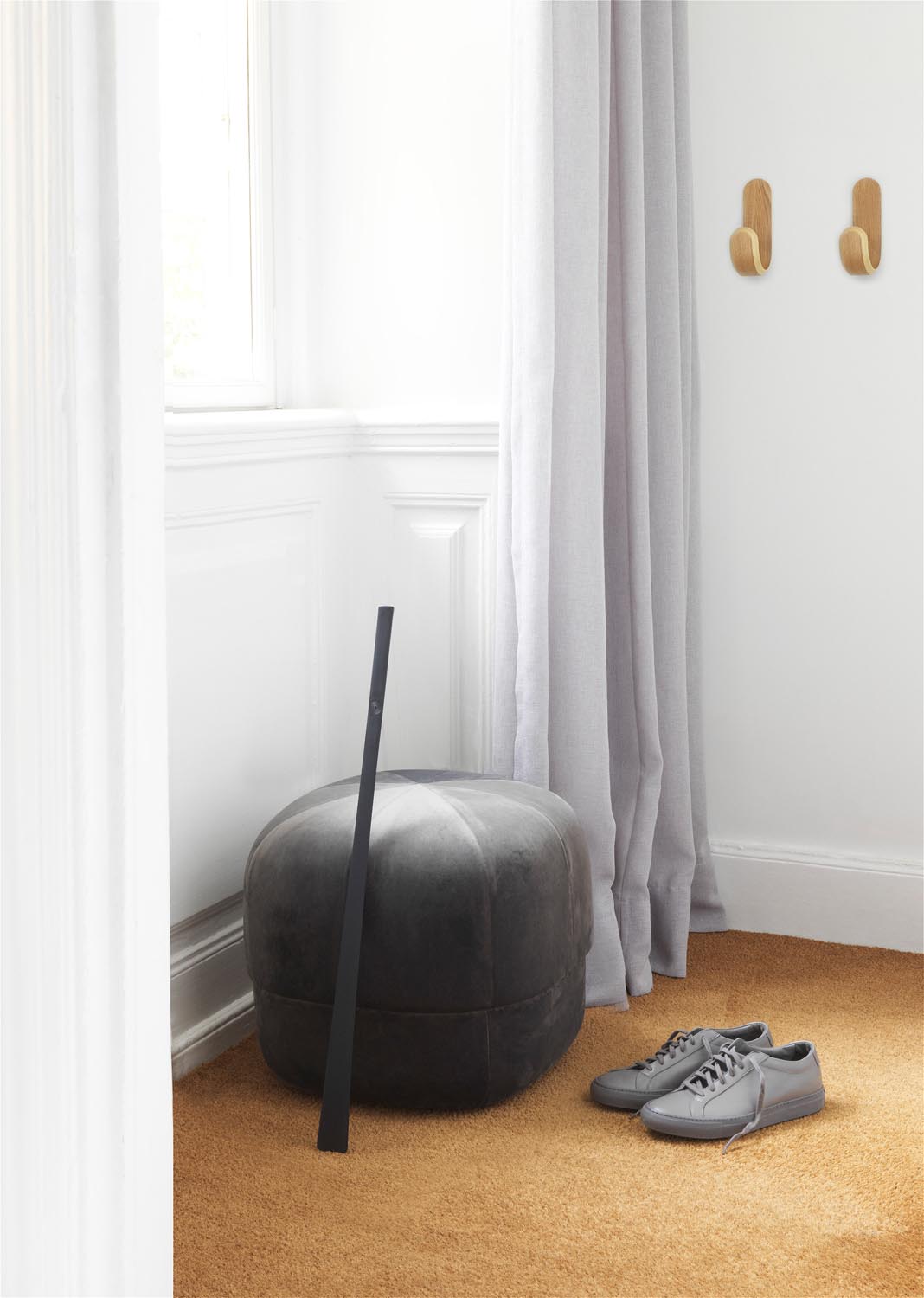 Circus Pouf Klein grau/Velour in Grau präsentiert im Onlineshop von KAQTU Design AG. Pouf ist von Normann Copenhagen