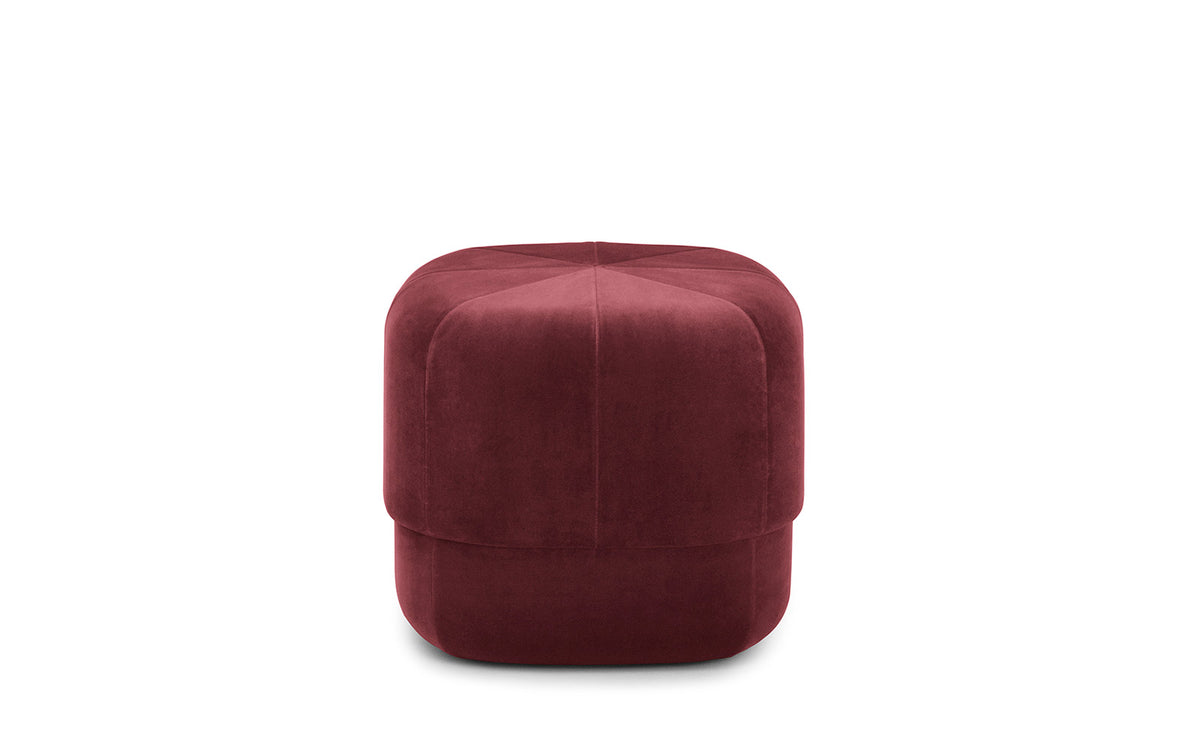 Circus Pouf Klein dunkelrot/Velour in Dunkelrot präsentiert im Onlineshop von KAQTU Design AG. Pouf ist von Normann Copenhagen