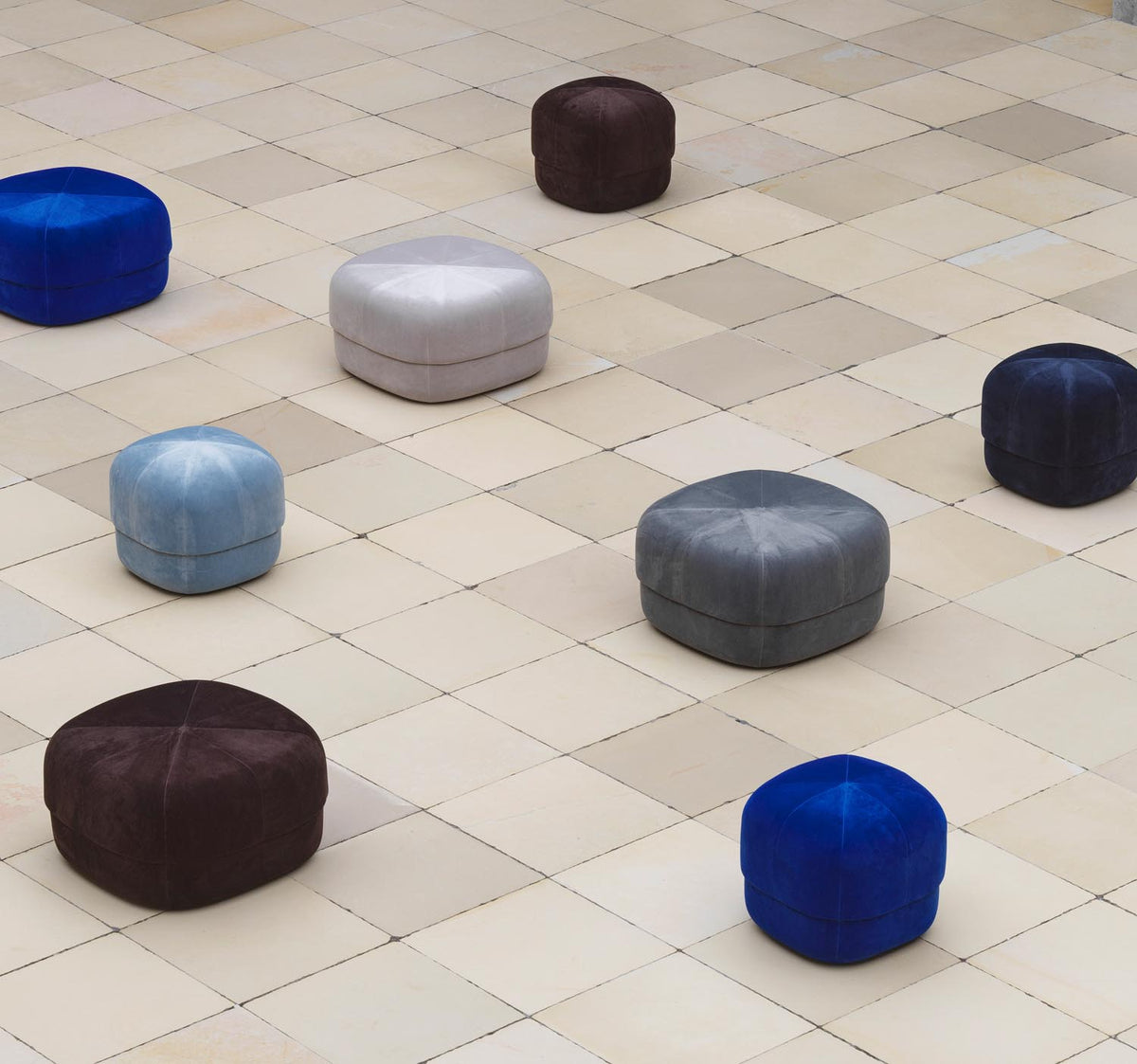 Circus Pouf Gross grau/Velour in präsentiert im Onlineshop von KAQTU Design AG. Pouf ist von Normann Copenhagen