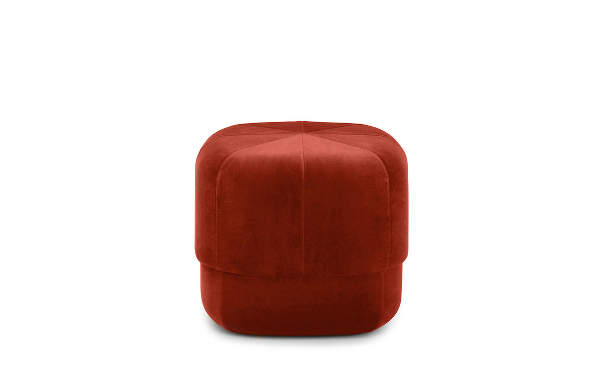 Circus Pouf Klein rostrot/Velour in präsentiert im Onlineshop von KAQTU Design AG. Pouf ist von Normann Copenhagen