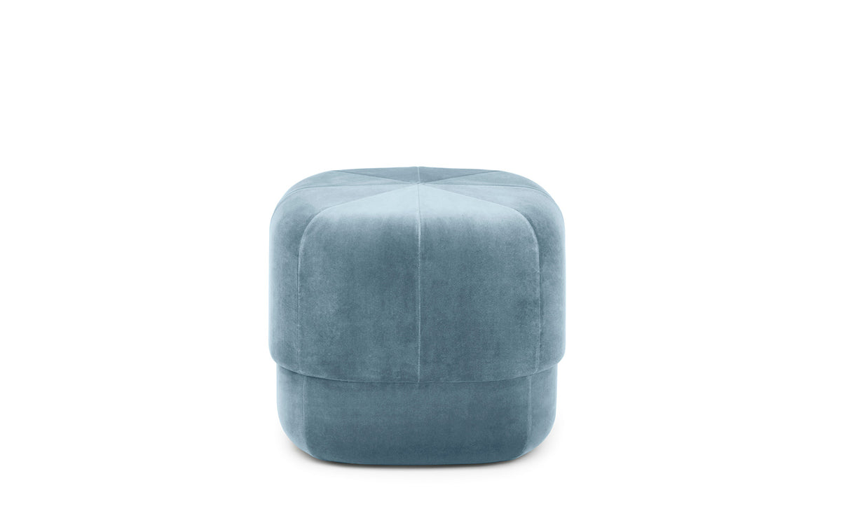 Circus Pouf Klein hellblau/Velour in präsentiert im Onlineshop von KAQTU Design AG. Pouf ist von Normann Copenhagen