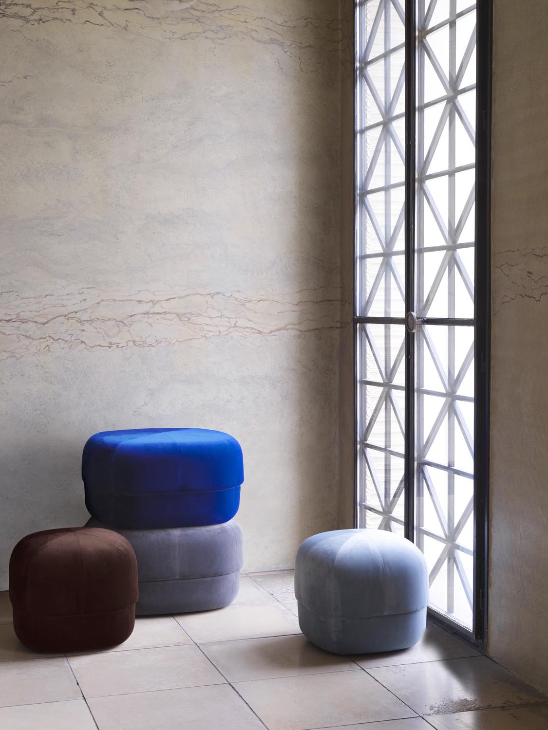 Circus Pouf Klein hellblau/Velour in präsentiert im Onlineshop von KAQTU Design AG. Pouf ist von Normann Copenhagen