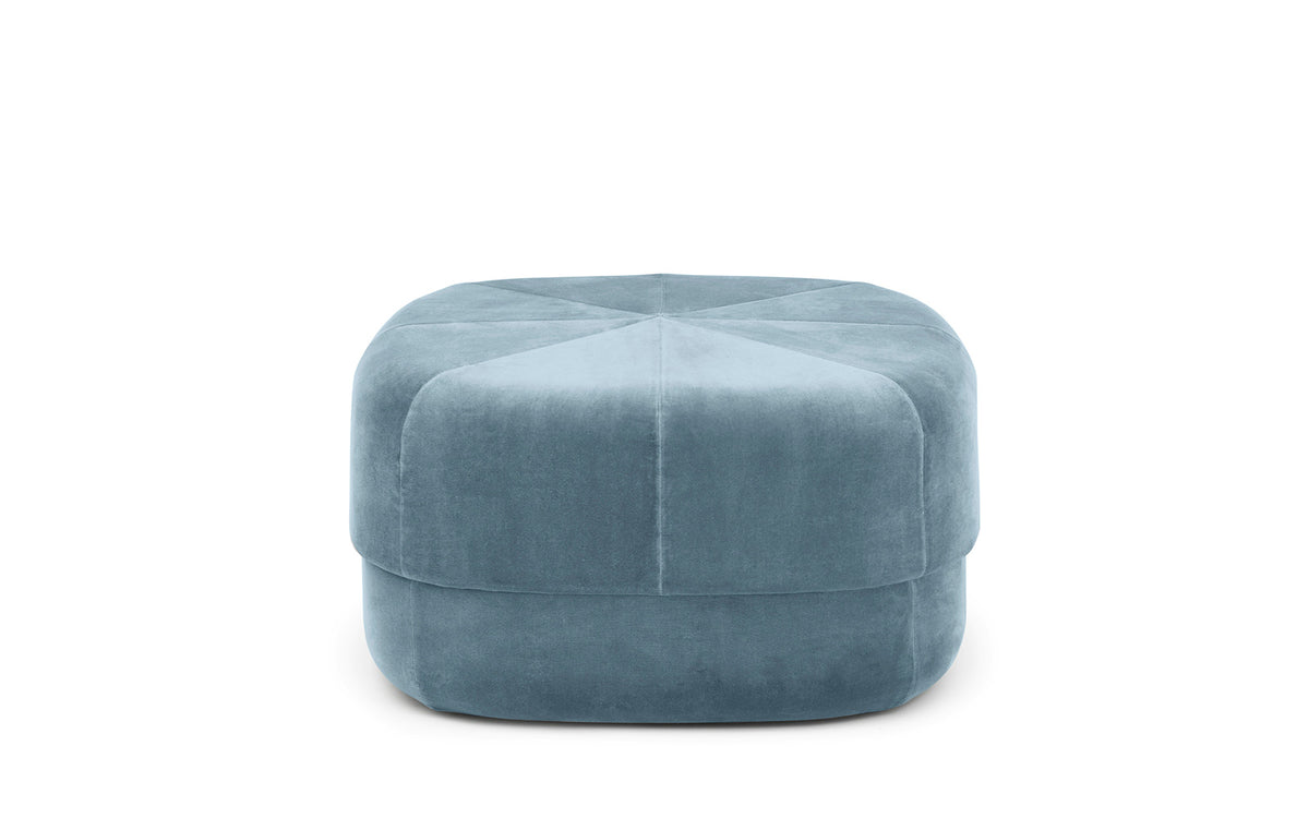Circus Pouf Gross hellblau/Velour in präsentiert im Onlineshop von KAQTU Design AG. Pouf ist von Normann Copenhagen