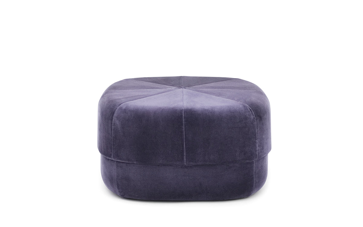 Circus Pouf Gross lila/Velour in präsentiert im Onlineshop von KAQTU Design AG. Pouf ist von Normann Copenhagen
