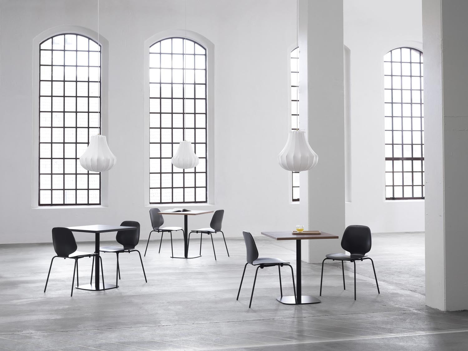 Erleben Sie den My Chair Krom & Eiche von Normann Copenhagen – ein eleganter, vielseitiger Stuhl, der modernes Design und Komfort vereint.