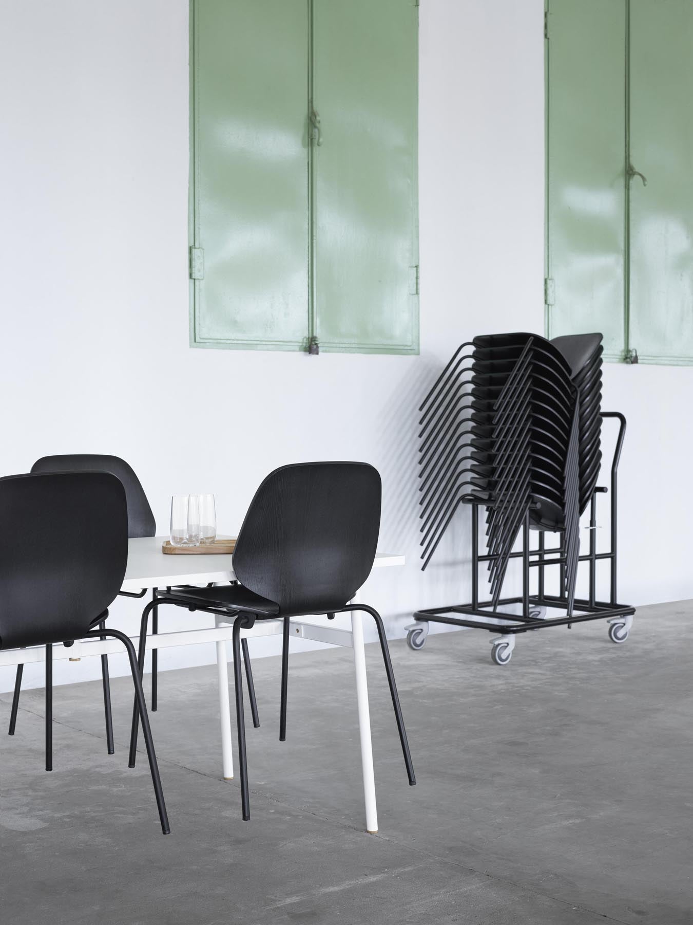 Erleben Sie den My Chair von Normann Copenhagen – ein eleganter Stuhl aus Eiche, der zeitloses Design mit optimalem Sitzkomfort kombiniert.