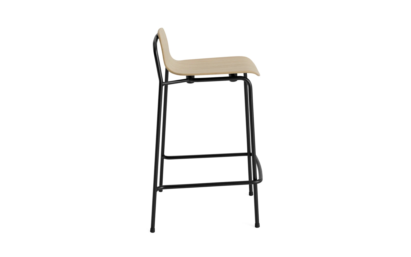 Erleben Sie den stilvollen Studio Barhocker von Normann Copenhagen. Mit 65 cm Sitzhöhe und einer harmonischen Kombination aus schwarzem Stahl und Eichenfurnier ist er die perfekte Ergänzung für jede moderne Einrichtung.