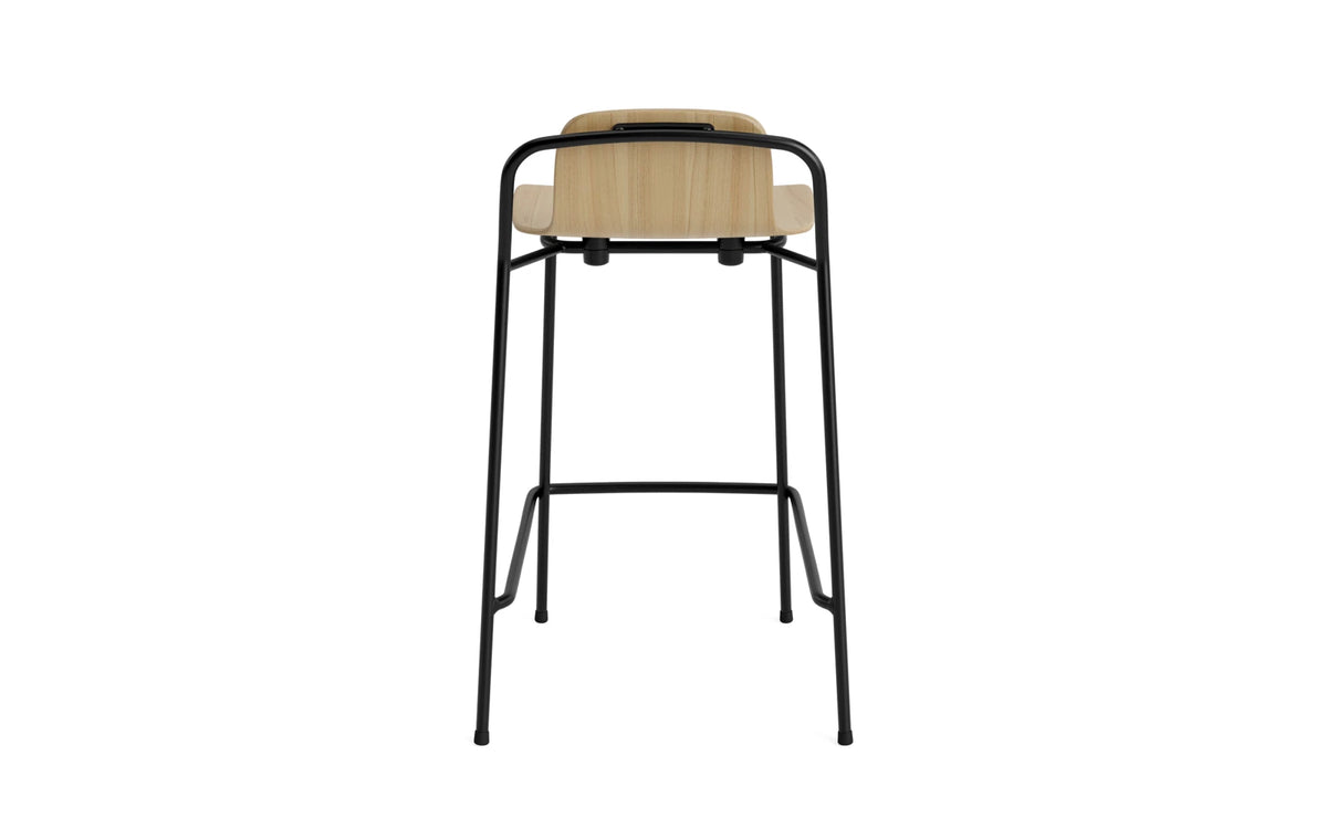 Studio Barhocker 65 cm schwarzes Stahl Eiche in Eiche präsentiert im Onlineshop von KAQTU Design AG. Barstuhl ist von Normann Copenhagen