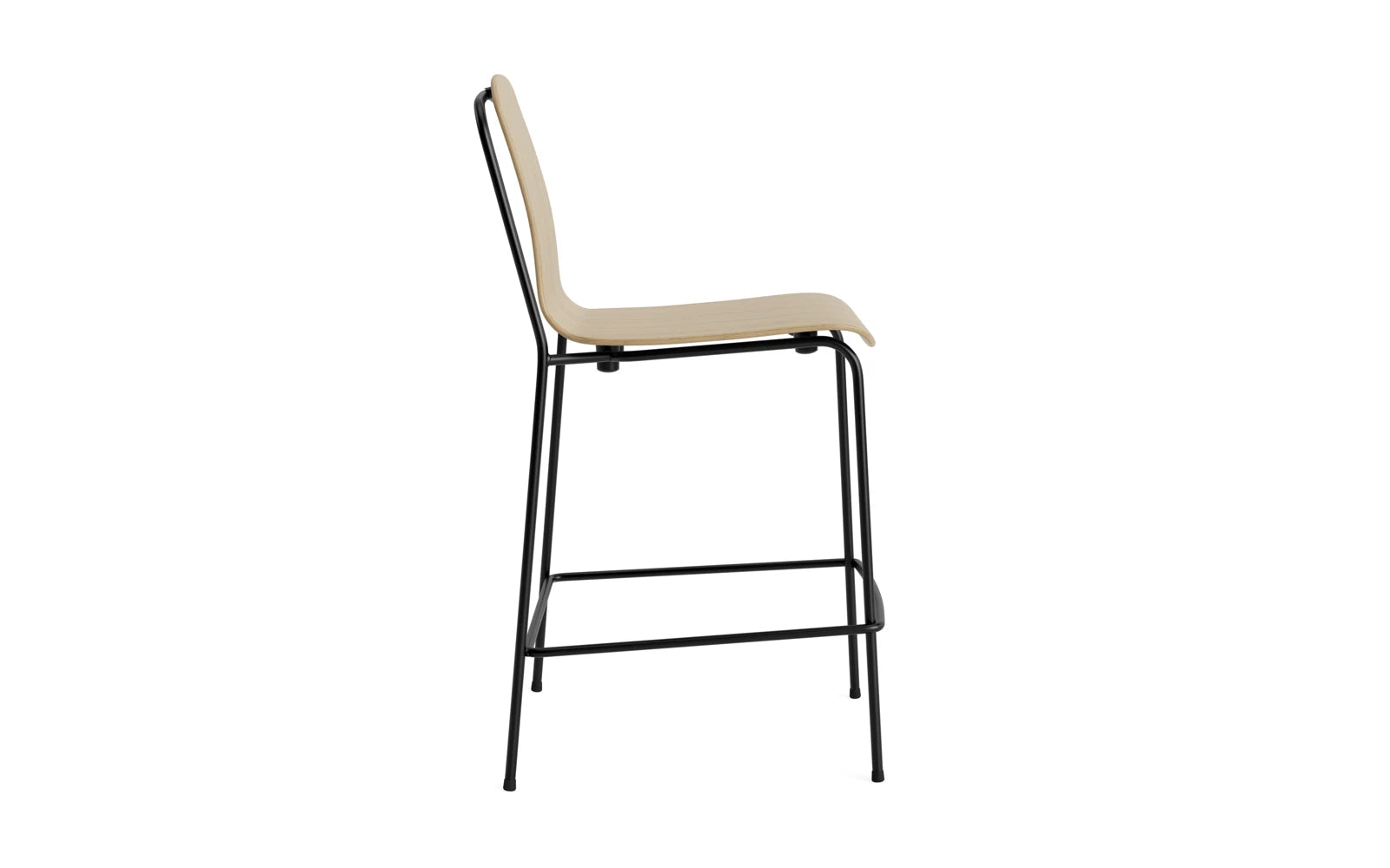 Erleben Sie den stilvollen Studio Barstuhl von Normann Copenhagen. Mit 65 cm Sitzhöhe und einer Kombination aus schwarzem Stahl und Eiche bringt er zeitlose Eleganz in Ihr Zuhause.