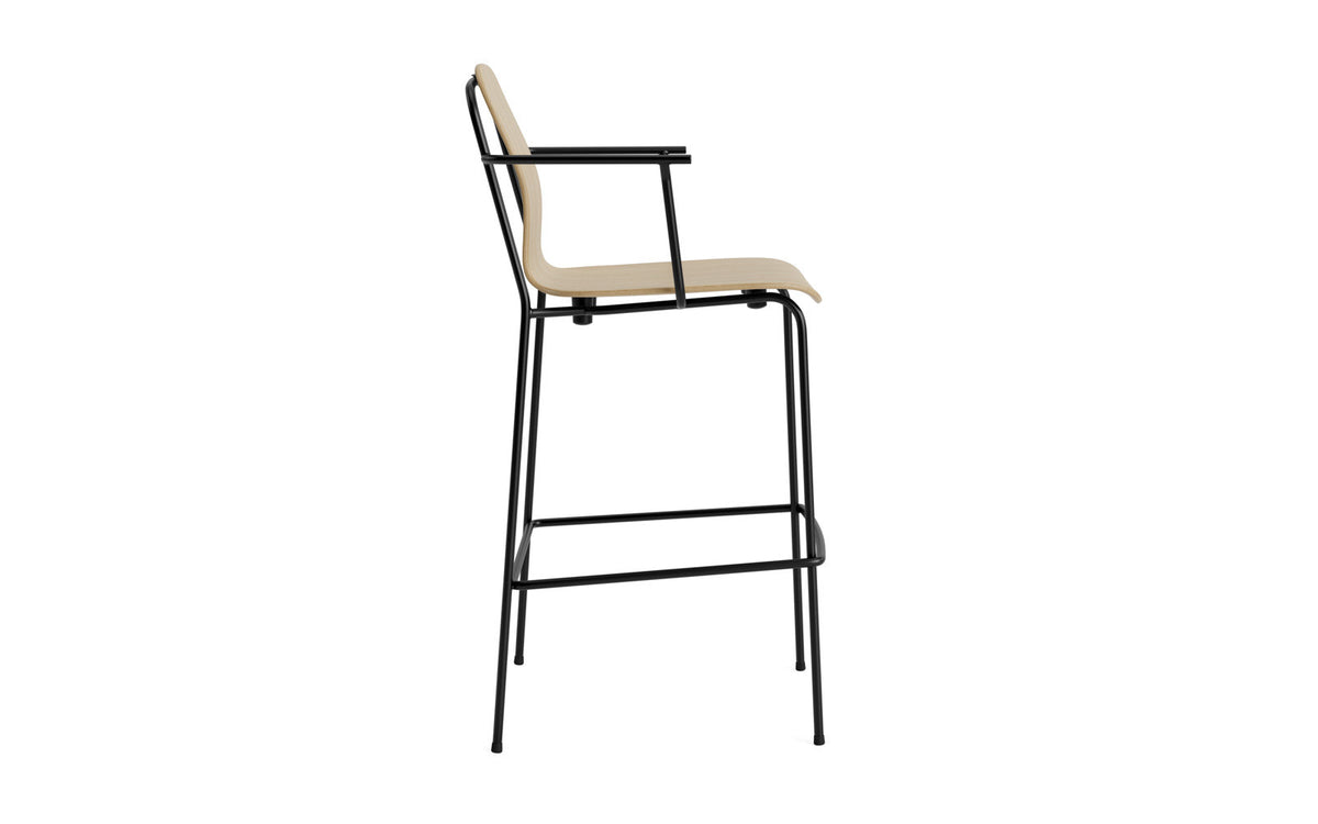 Studio Barstuhl mit Armlehne 75 cm schwarzes Stahl/ Eiche in Eiche präsentiert im Onlineshop von KAQTU Design AG. Barhocker ist von Normann Copenhagen