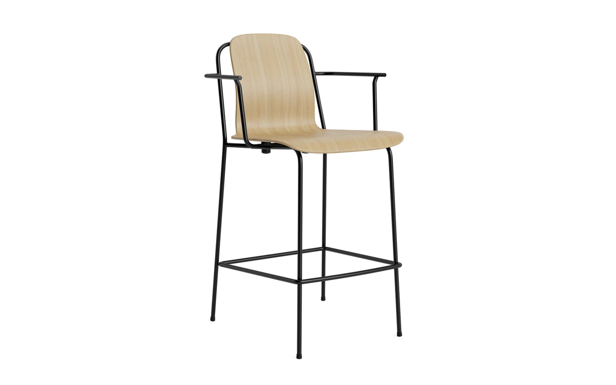 Studio Barstuhl mit Armlehne 65 cm schwarzes Stahl/ Eiche in Eiche präsentiert im Onlineshop von KAQTU Design AG. Barstuhl ist von Normann Copenhagen