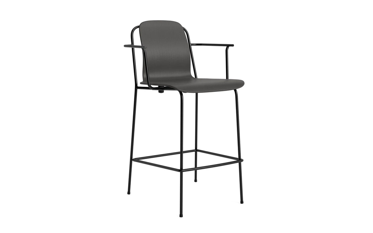 Studio Barstuhl mit Armlehne 65 cm schwarzes Stahl/ schwarz in Schwarz präsentiert im Onlineshop von KAQTU Design AG. Barstuhl ist von Normann Copenhagen