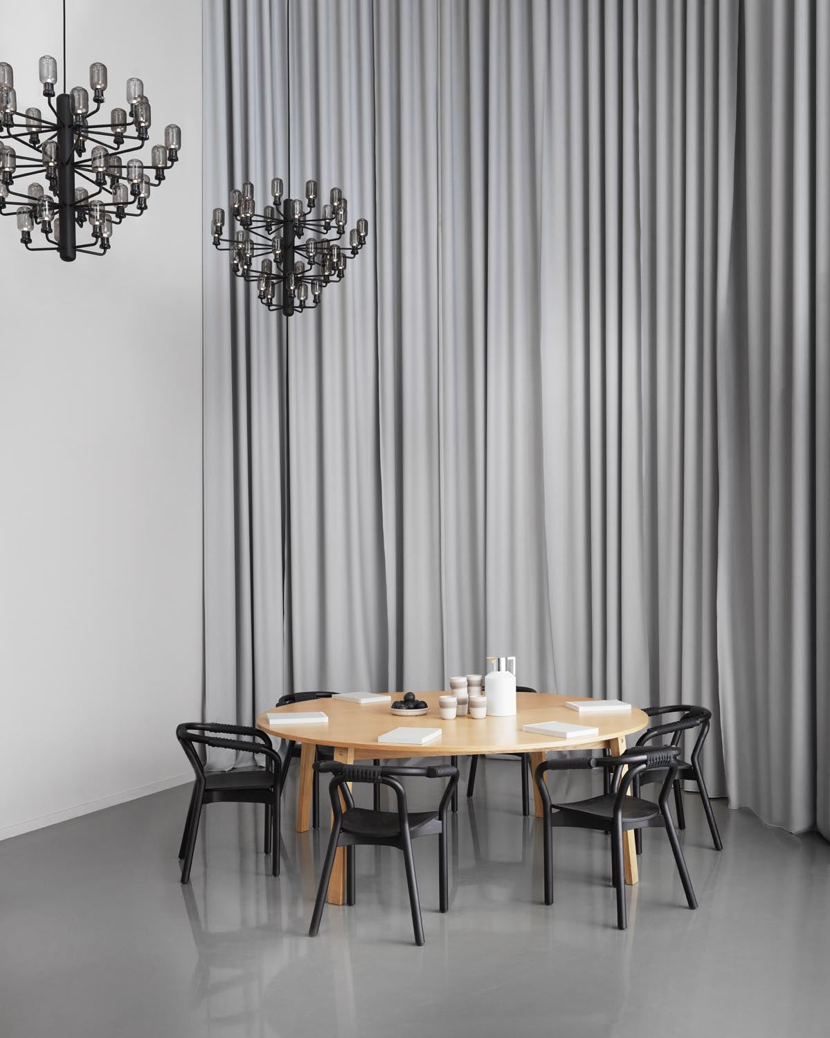 Knot Stuhl in Schwarz präsentiert im Onlineshop von KAQTU Design AG. Stuhl mit Armlehne ist von Normann Copenhagen