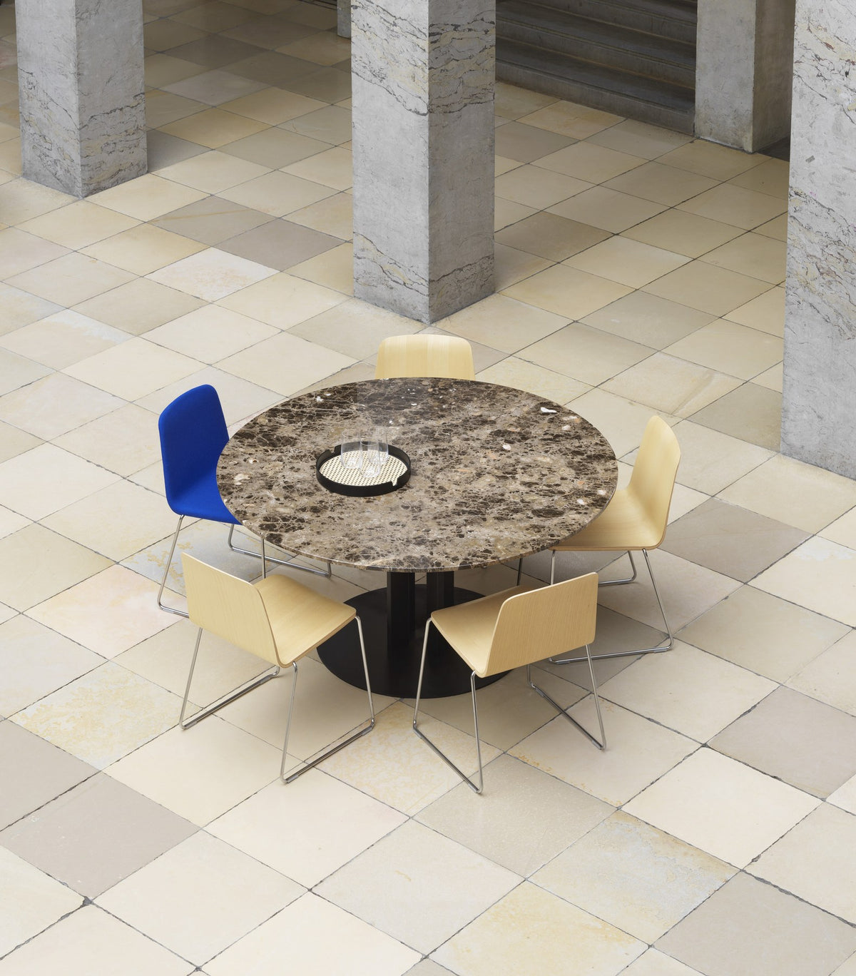 Stapelbarer Schalenstuhl Just von Normann Copenhagen mit Sitzschale aus lackiertem Eschenfurnier und verchromtem Stahlgestell.
