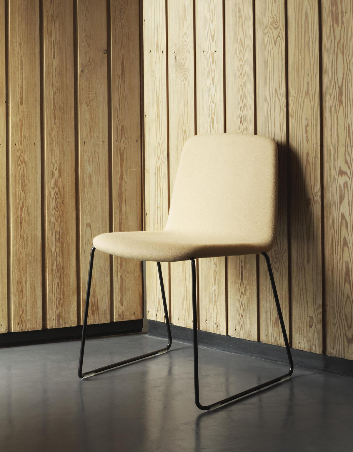 Just Stuhl in Eiche /Chrom präsentiert im Onlineshop von KAQTU Design AG. Stuhl ist von Normann Copenhagen