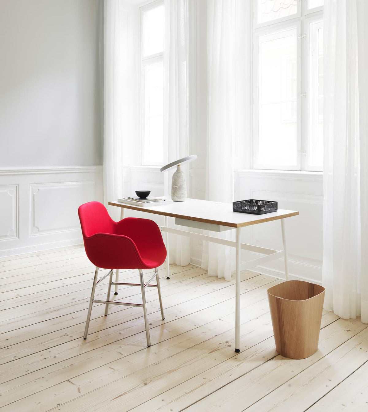 Journal Schreibtisch in Weiss präsentiert im Onlineshop von KAQTU Design AG. Schreibtisch ist von Normann Copenhagen