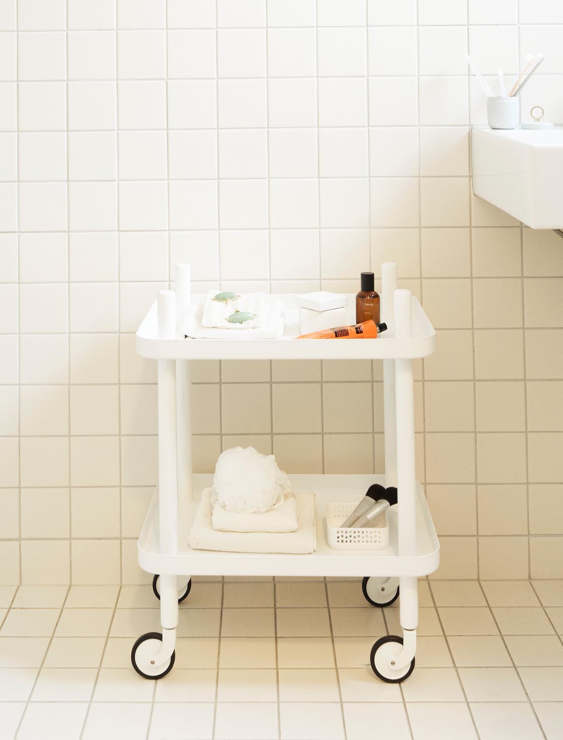 Block Tisch in präsentiert im Onlineshop von KAQTU Design AG. Servierwagen ist von Normann Copenhagen