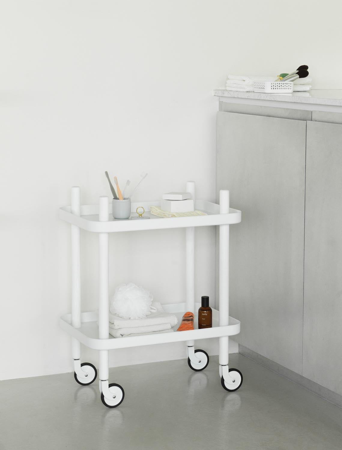 Block Tisch in präsentiert im Onlineshop von KAQTU Design AG. Servierwagen ist von Normann Copenhagen