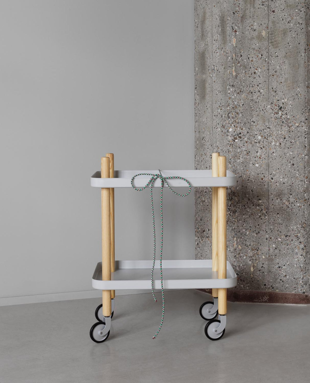 Block Tisch in präsentiert im Onlineshop von KAQTU Design AG. Servierwagen ist von Normann Copenhagen