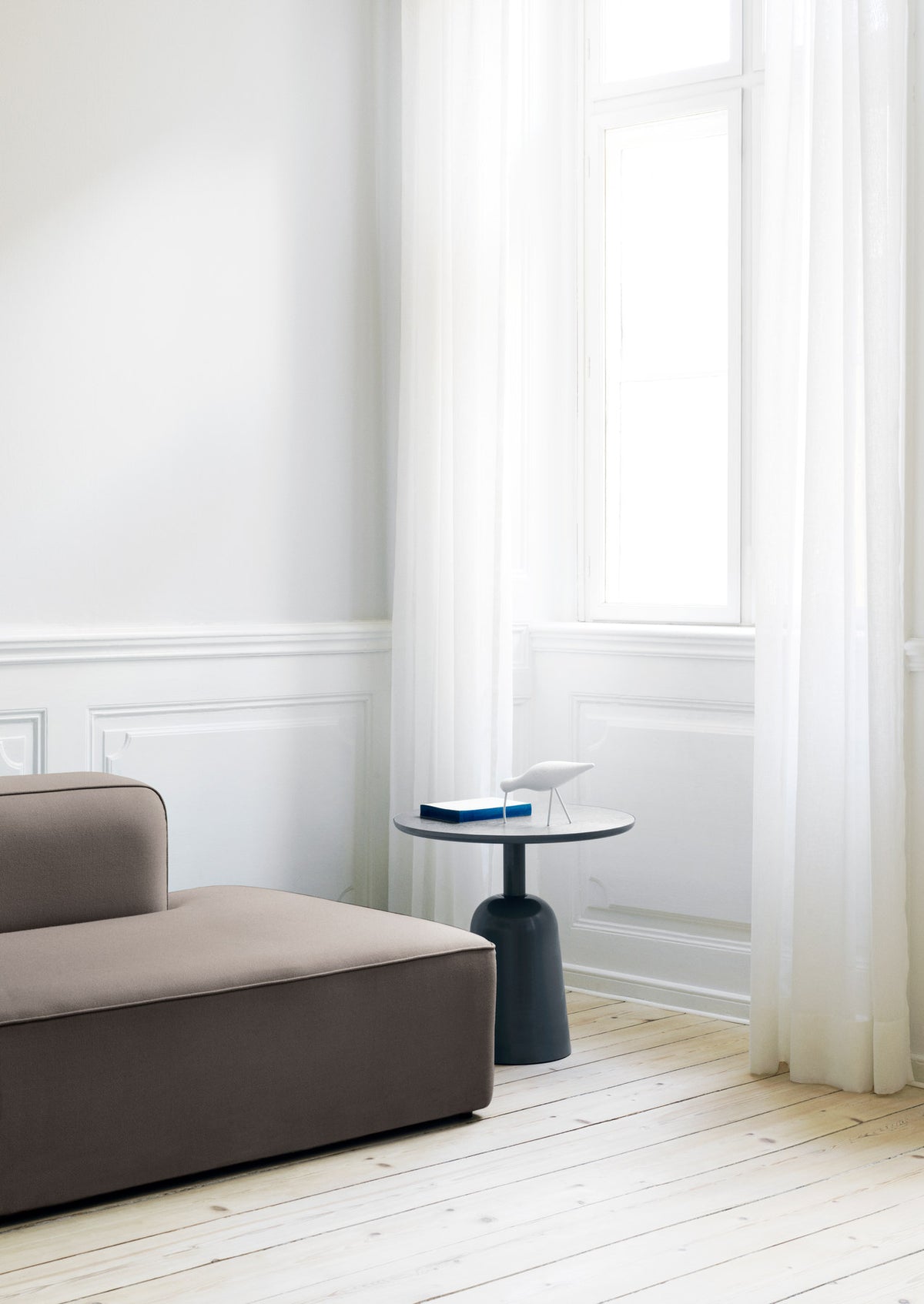 Turn Beistelltisch in Schwarz präsentiert im Onlineshop von KAQTU Design AG. Couchtisch ist von Normann Copenhagen