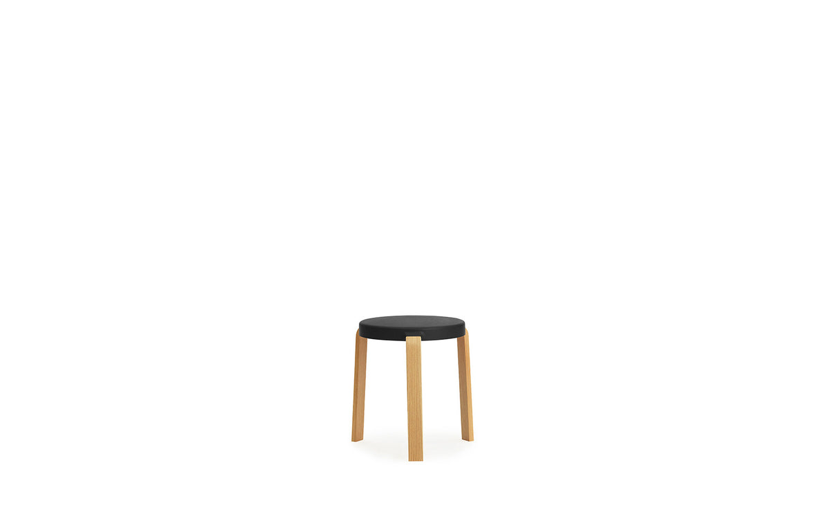 Tap Stuhl Eiche/ schwarz in Schwarz präsentiert im Onlineshop von KAQTU Design AG. Hocker ist von Normann Copenhagen